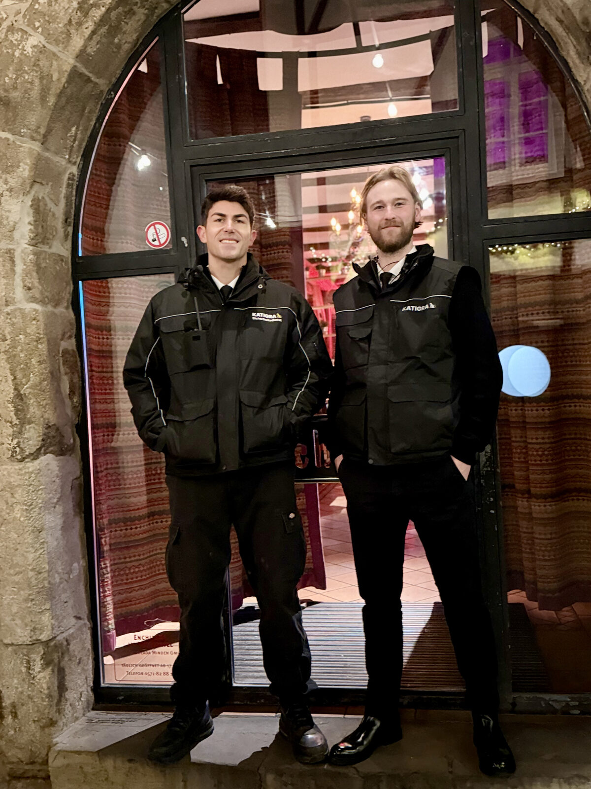 Zwei Katigra-Doormen vor einem Restaurant in Minden